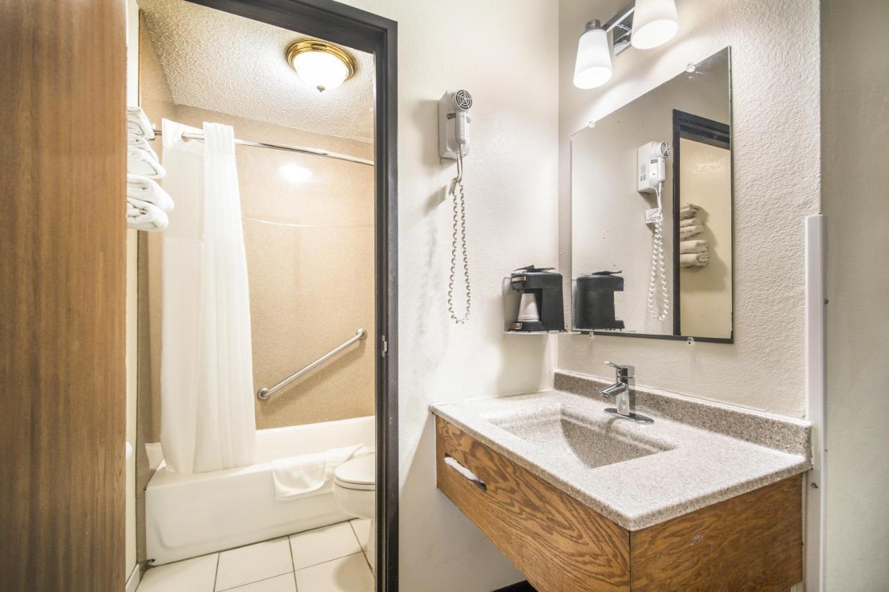 Americas Best Value Inn & Suites Harrisonville Exterior foto