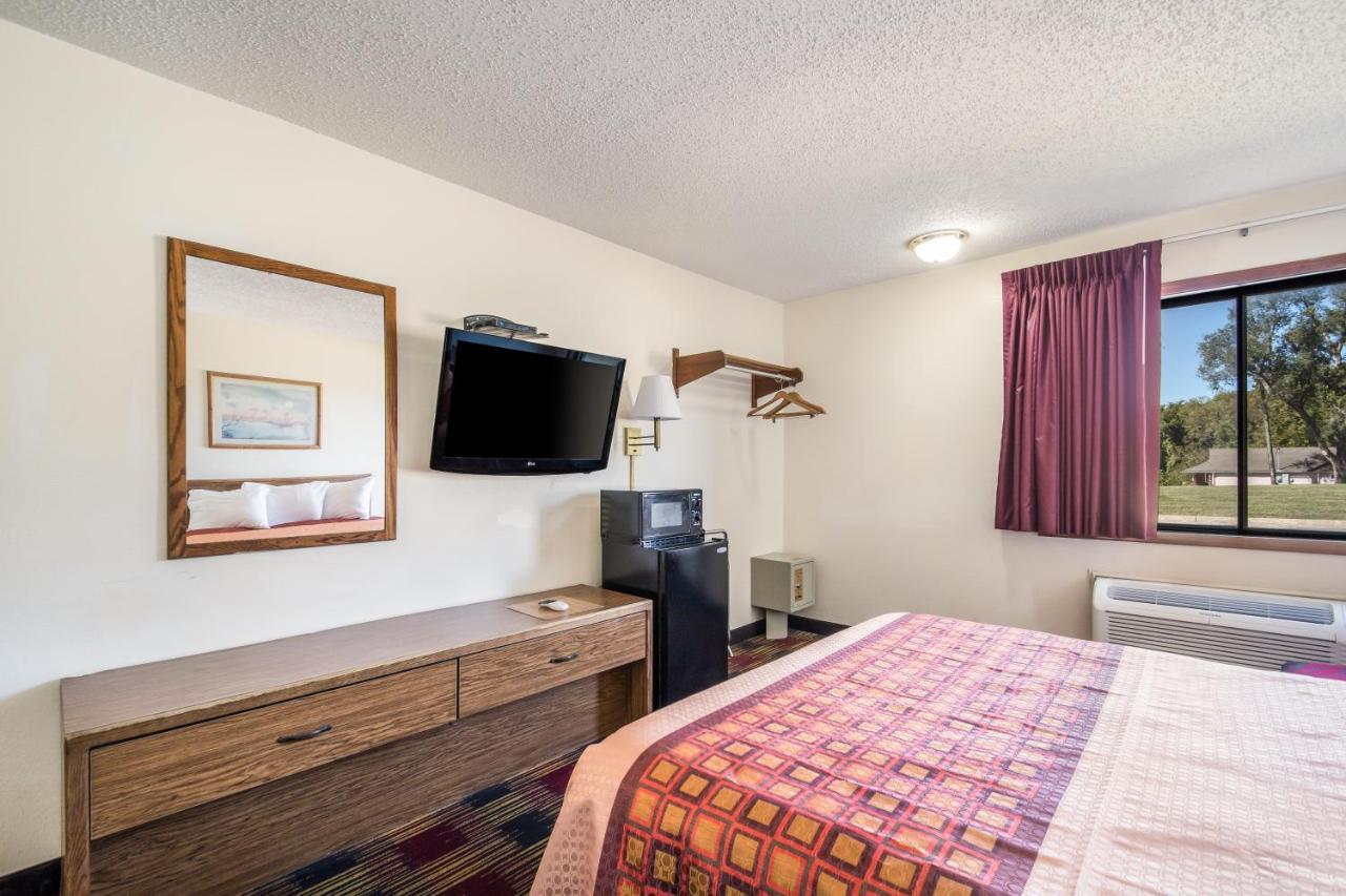 Americas Best Value Inn & Suites Harrisonville Exterior foto